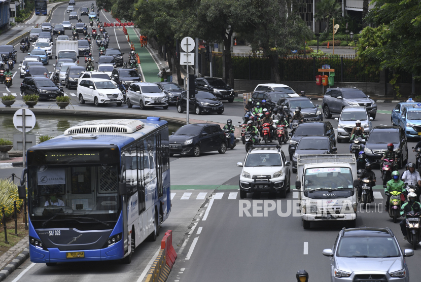 Sejumlah kendaraan melintas dari Jalan MH Thamribn menuju Jalan Medan Merdeka Barat, Jakarta, Senin (6/4). Mulai hari ini, Pembatasan Sosial Berskala Besar (PSBB) diterapkan di Jakarta.