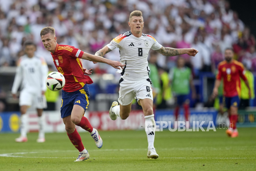 Toni Kroos (kanan) saat membela Jerman melawan Spanyol di perempat final Euro 2024.