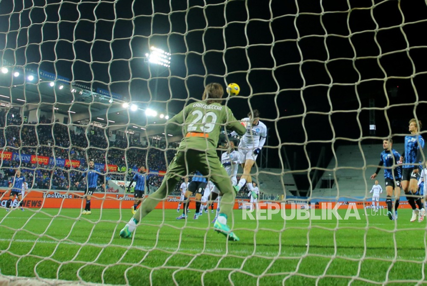  Khvicha Kvaratskhelia membuka keunggulan Napoli melawan Atalanta, Sabtu (25/11/2023). 