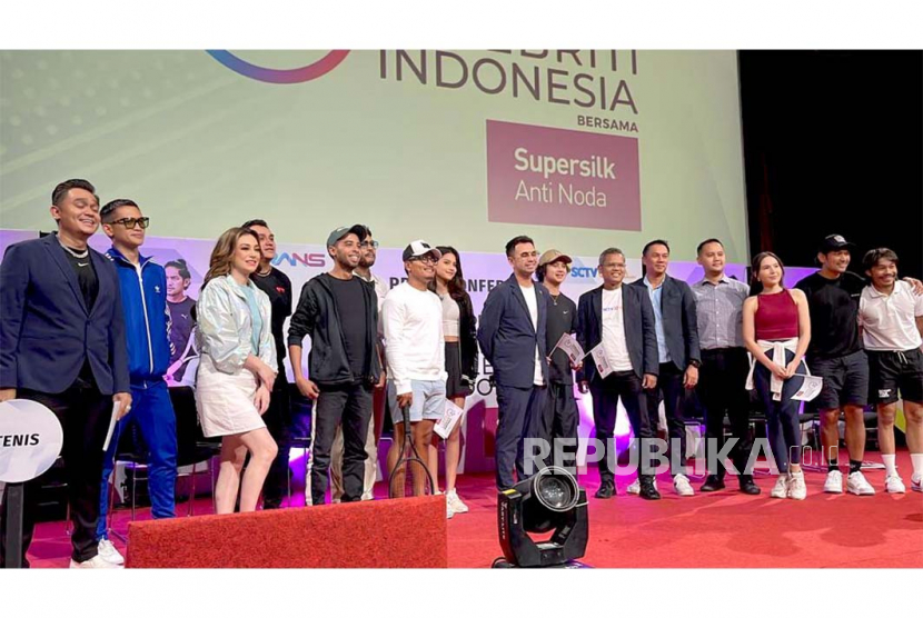 Pemilik RANS Entertainment Raffi Ahmad dan Nagita Slavina dalam jumpa pers acara Turnamen Olahraga Selebriti Indonesia Bersama Supersilk Anti Noda di SCTV Tower, Jakarta Pusat, Selasa (4/7/2023).