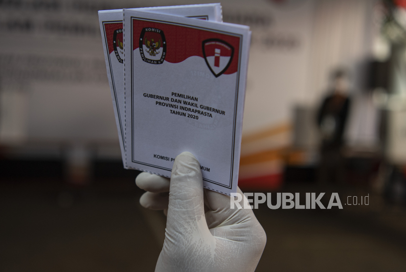 Petugas KPPS menunjukkan contoh surat suara saat simulasi pemungutan suara pemilihan serentak 2020 di Jakarta, Rabu (22/7/2020). Dalam Islam, sejatinya  berpolitik adalah beramal saleh.