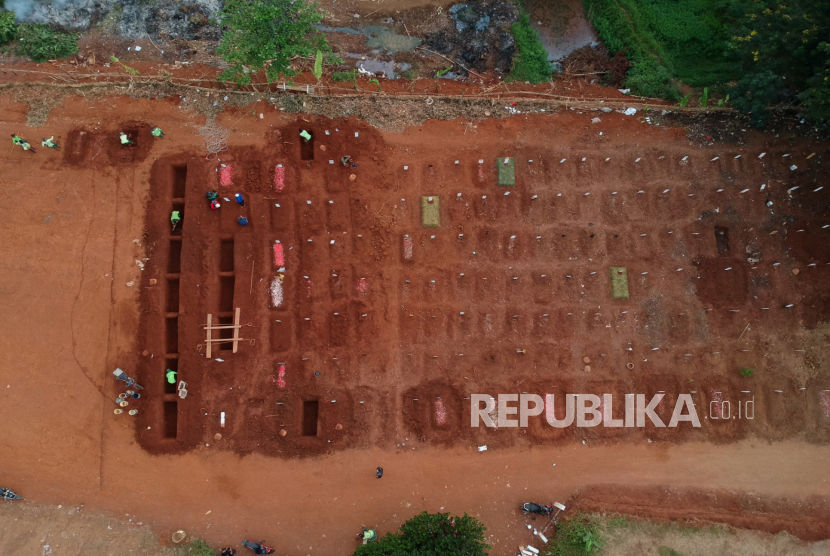 Foto aerial makam COVID-19 di TPU Pondok Ranggon, Jakarta, Rabu (9/9). Satgas Penanganan COVID-19 menyatakan adanya peningkatan jumlah kasus kematian pasien COVID-19 di Indonesia dalam sepekan terakhir sebesar 24,4 persen. Republika/Thoudy Badai