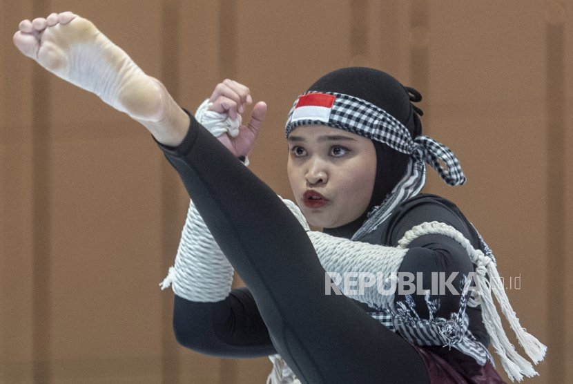 Atlet Kun Bokator putri Indonesia Riana Octavia bertanding pada nomor seni perorangan SEA Games 2023 di Chrouy Changvar Convention Center, Phnom Penh, Kamboja, Kamis (4/5/2023). Riana Octavia berhasil meraih medali perunggu dengan skor 8,08. 