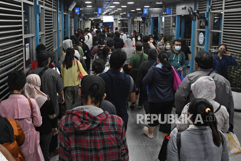 Sejumlah penumpang mengantre masuk ke dalam Bus Tranjakarta di Halte Harmoni, Jakarta.