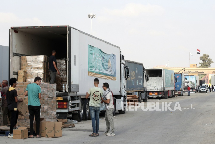 File - Konvoi truk bantuan kemanusiaan menuju Jalur Gaza, terlihat diparkir di luar gerbang perbatasan Rafah, di perbatasan Rafah, Mesir, 24 Oktober 2023.