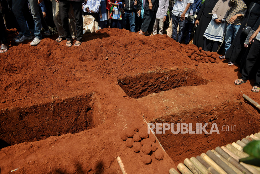 Petugas menyiapkan kuburan untuk korban kecelakaan bus karyawisata SMK Lingga Kencana Depok  di Tempat Pemakaman Umum Islam (TPUI) Parung Bingung, Kota Depok, Jawa Barat, Ahad (12/5/2024). Enam dari sepuluh korban meninggal dunia akibat kecelakaan bus di Ciater Subang, dimakamkan di TPUI Parung Bingung, Kota Depok, Jawa Barat. Keenam korban tersebut ialah Dimas Aditya, Intan R. Giti, dan Mahesa usai ketiganya dishalatkan bersamaan di mushola setempat. Juga Intan Fauziah, Robiyatul Adawiyah, dan seorang guru bernama Suprayogi. Sebelumnya, kecelakaan tersebut terjadi diduga akibat bus yang mengangkut rombongan pelajar SMK asal Depok mengalami rem blong di turunan Ciater, Subang pada Sabtu (11/5) sekitar pukul 18.45 WIB. Akibat kejadian tersebut sebelas orang dinyatakan meninggal dunia diantaranya sembilan siswa dan satu guru SMK Lingga Kencana Depok serta satu pengendara motor.