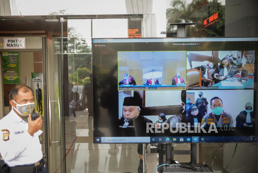 Terdakwa kasus pemalsuan surat jalan terhadap terdakwa Brigjen Pol Prasetijo Utomo mengikuti sidang perdana yang digelar secara virtual di Pengadilan Negeri Jakarta TImur, Selasa (13/10). Sidang perdana tersebut beragendakan pembacaan dakwaan oleh Jaksa Penuntut Umum yang digelar secara virtual. Republika/Thoudy Badai