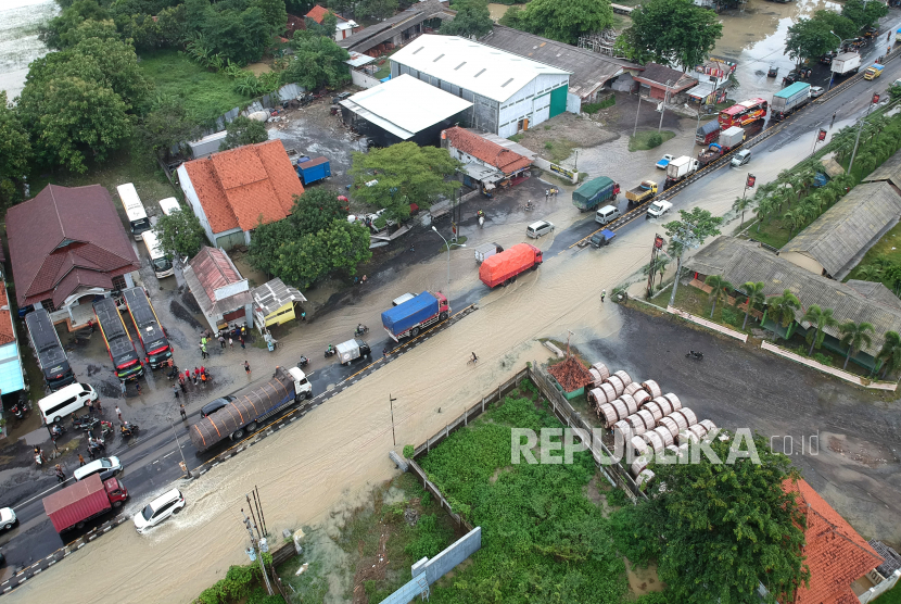 Foto udara kendaraan terjebak macet saat banjir (ilustrasi)