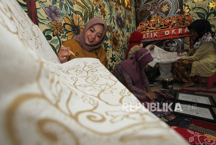 Warga membatik di selembar kain di Surabaya, Jawa Timur (ilustrasi) 