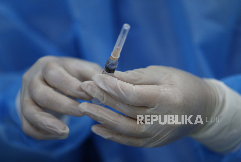  Petugas kesehatan Thailand menyiapkan suntikan vaksin COVID-19 untuk warga negara Thailand selama vaksinasi COVID-19 untuk petugas layanan publik di pusat vaksinasi yang didirikan di dalam Bang Sue Grand Station di Bangkok, Thailand, 24 Mei 2021.