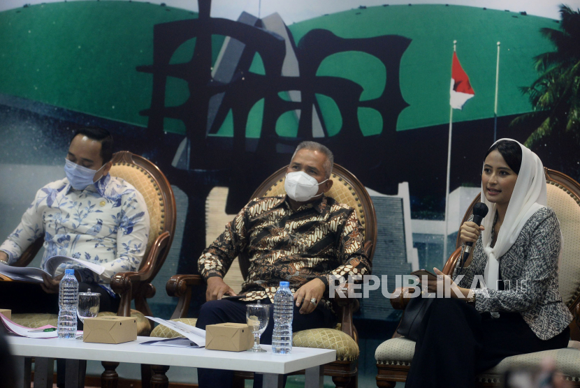 Anggota Badan Kerja Sama Antar Parlemen (BKSAP) DPR RI Dyah Roro Esti (kanan) bersama Wakil Ketua BKSAP DPR RI Putu Supadma Rudana (kiri) dan Wakil Ketua BKSAP DPR RI Achmad Hafidz Tohir menjadi narasumber dalam diskusi Dialektika Demokrasi di Kompleks Parlemen, Senayan, Jakarta, Kamis (17/3/2022). Diskusi tersebut mengangkat tema Misi DPR RI dalam Inter Parliamentary Union (IPU) Ke-144 di Nusa Dua, Bali pada 20-24 Maret 2022 mendatang.Prayogi/Republika.