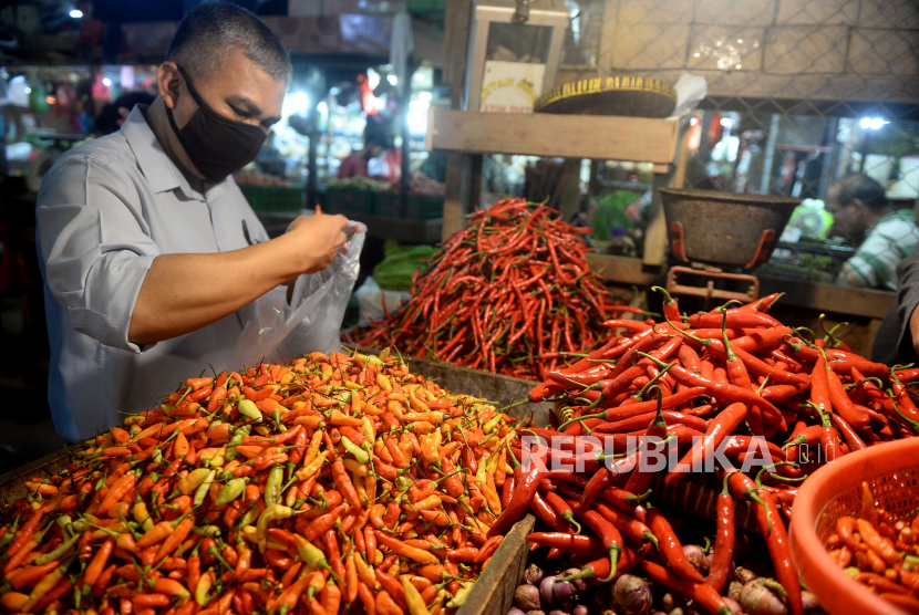 Harga cabai merah di pasar Sumatera Utara anjlok menjadi Rp 18 ribu dari sebelumnya Rp 45 ribu-Rp 50 ribu per kilogram.