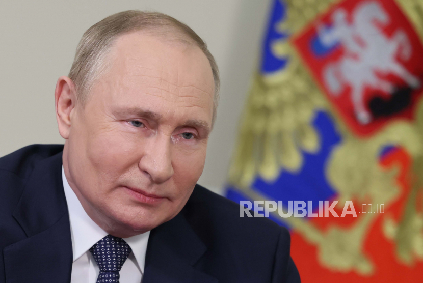  Presiden Rusia Vladimir Putin pada Jumat (24/6/2022) mengatakan, operasi militer khusus di Ukraina tidak bertanggung jawab atas krisis pangan global. Putin mengklaim bahwa, Barat telah menghalangi ekspor biji-bijian Rusia.