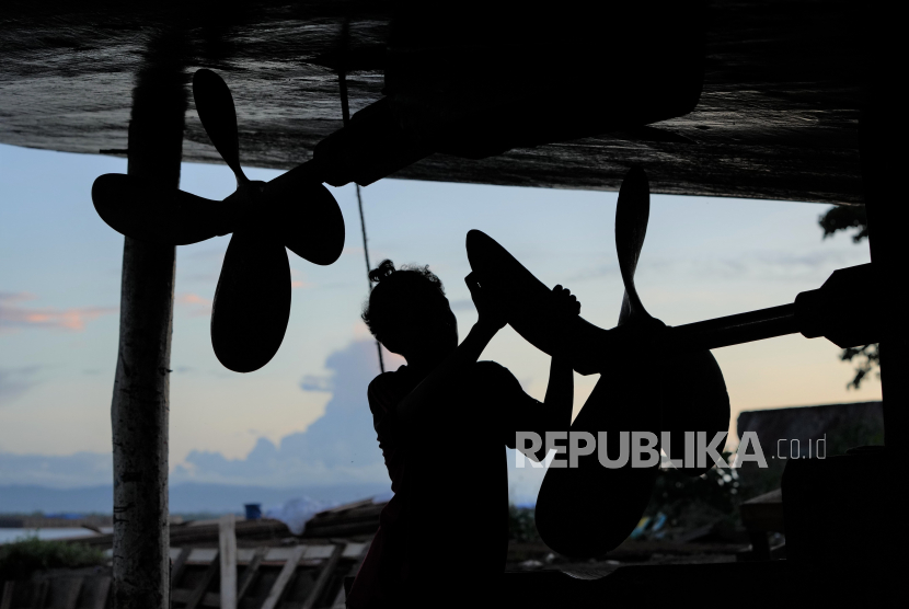 Pekerja menyelesaikan pembersihan baling-baling kapal nelayan (ilustrasi). Pemerintah Kabupaten Pulau Morotai, Maluku Utara dan BPJS Ketenagakerjaan menandatangani nota kesepahaman kerja sama kepesertaan Program Jaminan Sosial Ketenagakerjaan bagi nelayan setempat.