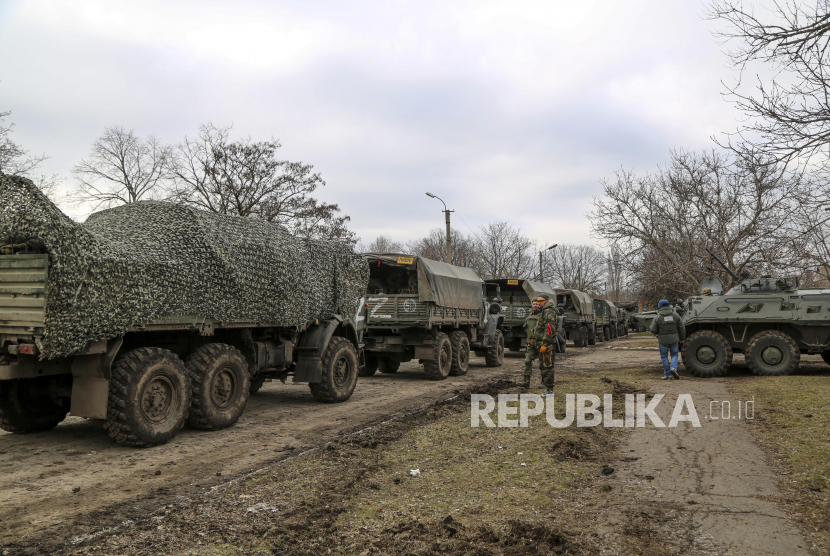Konvoi truk militer yang diparkir di sebuah jalan di Mykolaivka, wilayah Donetsk, wilayah yang dikuasai oleh militan pro-Rusia, Ukraina timur, Ahad, 27 Februari 2022. 