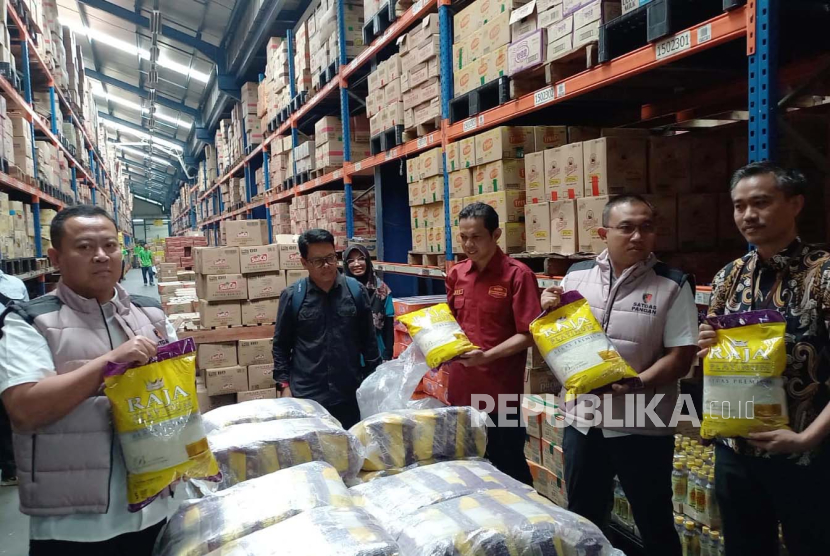Kelangkaan beras premium di sejumlah ritel di Kota Bandung masih terjadi. Tidak hanya itu, beras program stabilisasi pasokan dan harga pangan (SPHP) Bulog pun terpantau tidak ada dan hanya ada di beberapa ritel. 