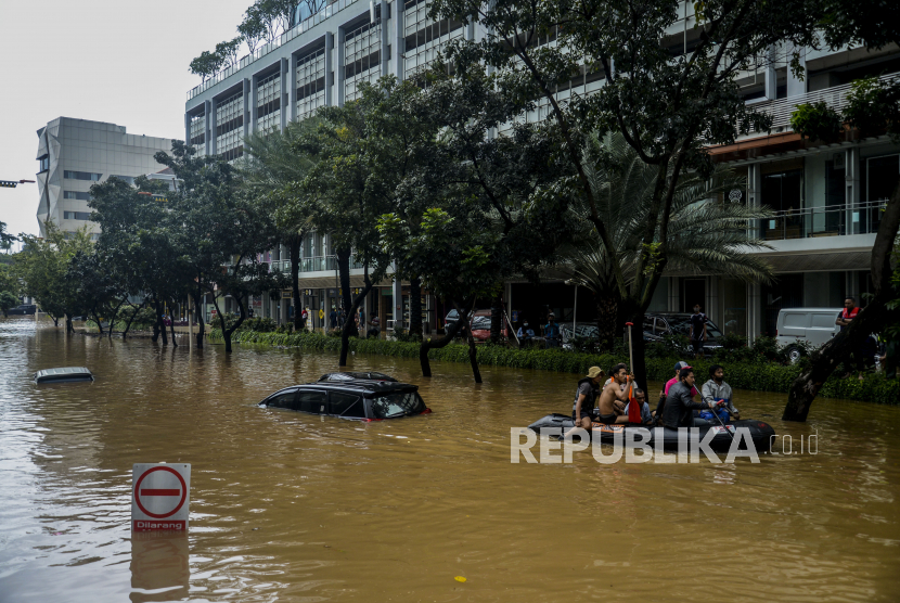 Warga dievakuasi menggunakan perahu karet di kawasan Kemang, Jakarta, Sabtu (20/2). Banjir yang terjadi akibat tingginya curah hujan serta drainase yang buruk itu membuat kawasan Kemang tergenang air dengan ketinggian sekitar 1,5 meter. Republika/Putra M. Akbar