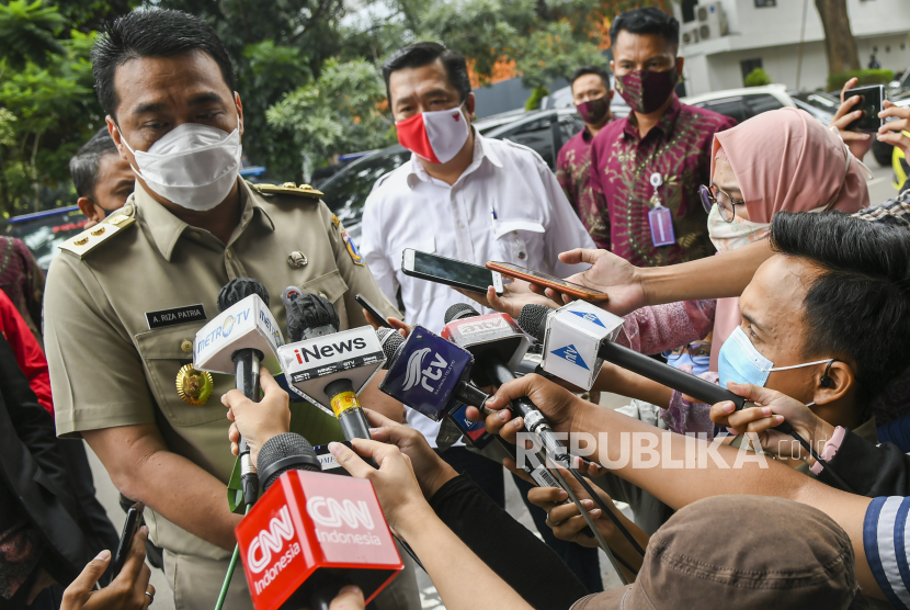 Wagub DKI Jakarta Tertular Covid-19 dari Staf Pribadi. Wakil Gubernur DKI Jakarta Ahmad Riza Patria memberikan keterangan kepada jurnalis.