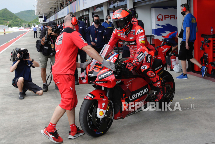  Pembalap MotoGP asal Italia Francesco Bagnaia dari tim Ducati Lenovo selama sesi latihan bebas pertama di Grand Prix Sepeda Motor Indonesia di Sirkuit Internasional Pertamina Mandalika di Lombok, Indonesia, 18 Maret 2022.