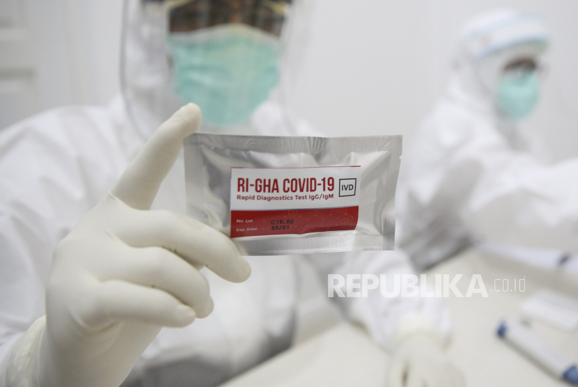 Petugas medis menunjukkan alat tes cepat (rapid test) Covid-19 buatan dalam negeri di Kantor Kemenko PMK, Jakarta, Kamis (9/7/2020). Masyarakat tak direkomendasikan untuk membeli dan memakai alat rapid test yang marak ditawarkan di marketplace.