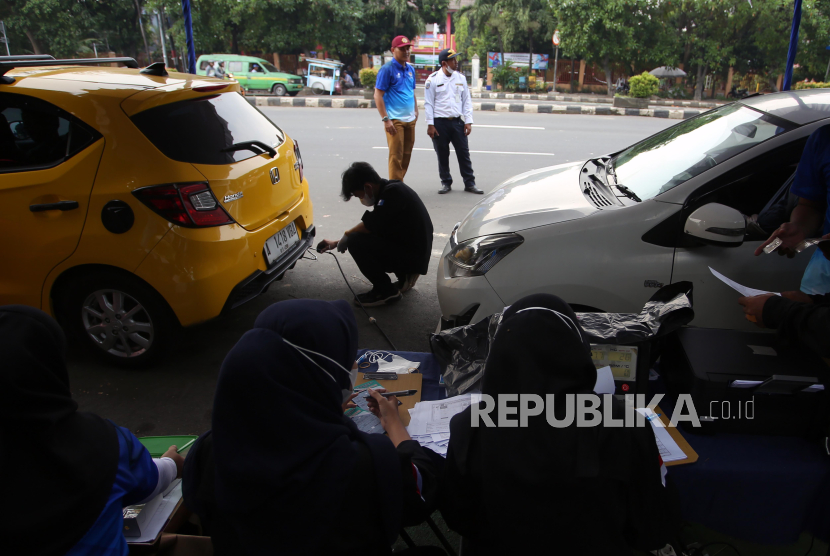 Petugas dari Badan Lingkungan Hidup Daerah kota Tangerang melakukan uji emisi gratis (Ilustrasi)