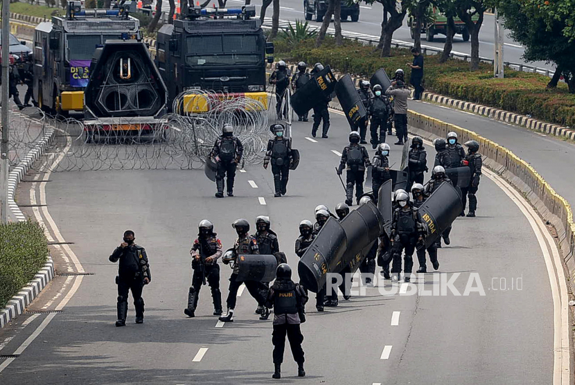 Sejumlah petugas kepolisian berjaga di sekitar kawasan gedung DPR, Senayan, Jakarta, Kamis (8/10). Pengamanan di kawasan senayan tersebut diperketat terkait aksi demo yang akan di gelar oleh sejumlah buruh dan mahasiswa dalam menolak UU Cipta kerja. Prayogi/Republika