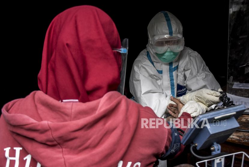 Tenaga kesehatan memeriksa kesehatan warga di UPT Puskesmas Tamblong, Jalan Tamblong, Kota Bandung (ilustrasi)