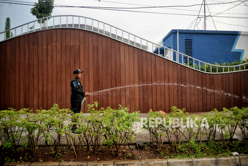Petugas menyiram tanaman di Taman Sambas Asri, Panglima Polim, Jakarta Selatan. Taman tersebut menjadi alternatif warga untuk bermain di ruang terbuka hijau bersama keluarga (ilustrasi) 