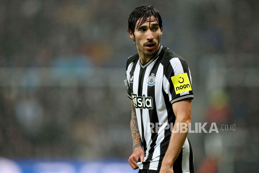 epa10940148 (FILE) - Sandro Tonali of Newcastle looks on during the UEFA Champions League Group F match between Newcastle United and Borussia Dortmund in Newcastle, Britain, 25 October 2023 (re-issued 26 October 2023). The Italian soccer federation FIGC announced 26 October 2023 that Tonali will receive a 10-month ban for breaching rules of betting while he was playing in Italy. Tonali joined Newcastle United at the start of the season from AC Milan.  EPA-EFE/ADAM VAUGHAN