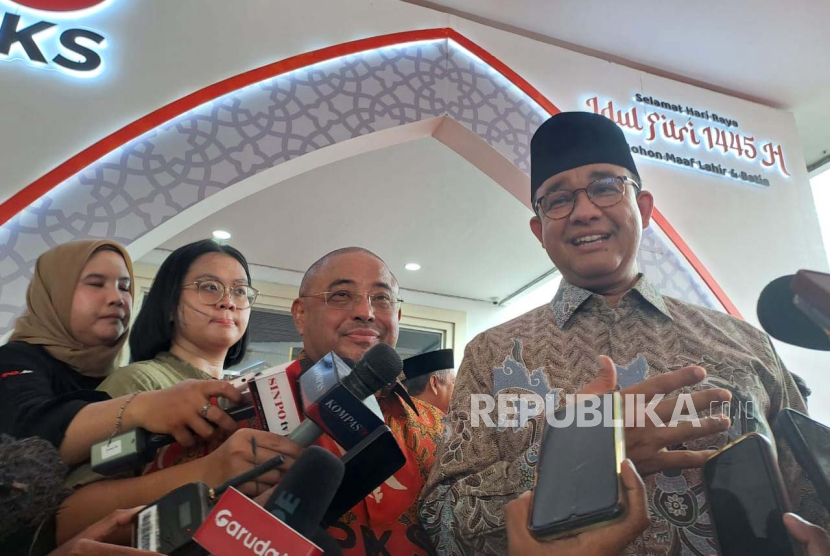 Anies Baswedan (kanan) memberi keterangan pers usai acara halalbihalal PKS di Kantor DPP PKS, Jakarta Selatan, Sabtu (27/4/2024). 