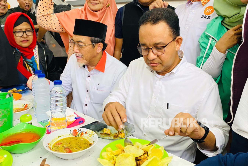 Calon presiden dari Koalisi Perubahan, Anies Baswedan, saat kampanye perdana di Kota Bogor, Selasa (28/11/2023). Anies mencicipi makanan khas Bogor, Doclang, dan berjalan kaki ke Stasiun Bogor. 