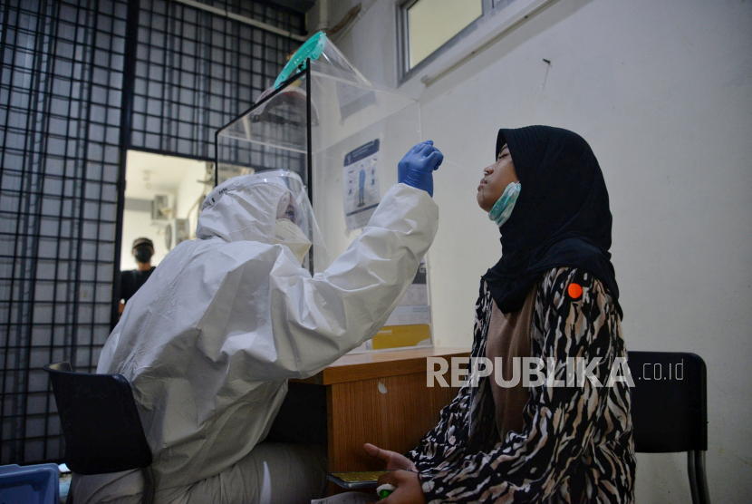 Epidemiolog dari Universitas Indonesia (UI) Pandu Riono optimistis Indonesia akan masuk ke dalam fase endemi Covid-19 pada 2022. Foto: Petugas kesehatan melakukan tes usap (swab test) antigen di Puskesmas Kecamatan Mampang Prapatan, Jakarta Selatan, Senin (27/12). 