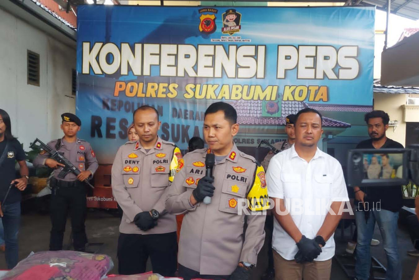 Kapolres Sukabumi Kota AKBP Ari Setyawan Wibowo memberikan keterangan pers ihwal penangkapan dua orang terkait kasus mayat pengemudi mobil online yang terikat lakban, Sabtu (18/11/2023).