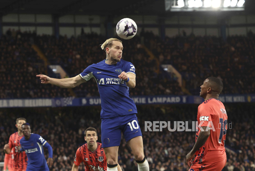 Pemain Chelsea Mykhailo Mudryk menyundul bola.