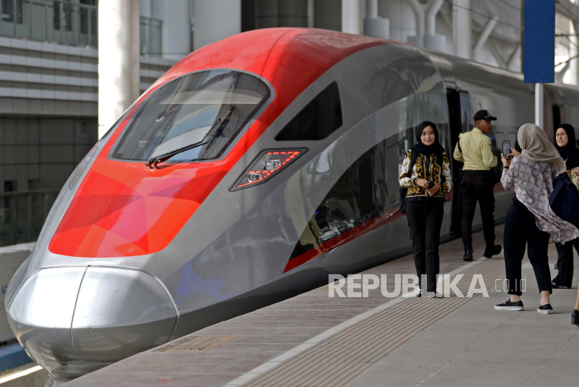 Penumpang berfoto di depan Kereta Cepat Whoosh  di Stasiun Tegalluar, Kabupaten Bandung, Jawa Barat.