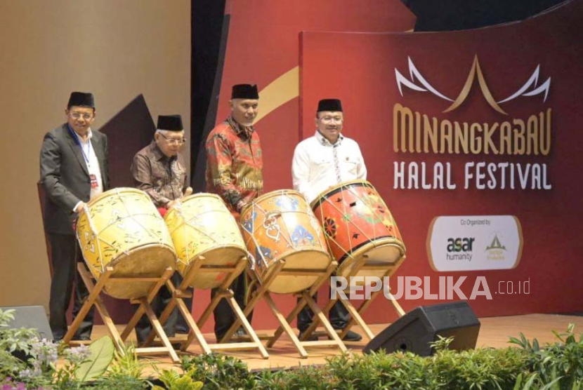 Rektor Universitas Negeri Padang (UNP) Ganefri (kiri), Wakil Presiden RI Ma’ruf Amin (dua dari kiri), Gubernur Sumbar Mahyeldi (dua dari kanan) saat meresmikan Pembukaan Minangkabau Halal Festival di Auditorium Universitas Negeri Padang (UNP), Jumat (08/09/2023).