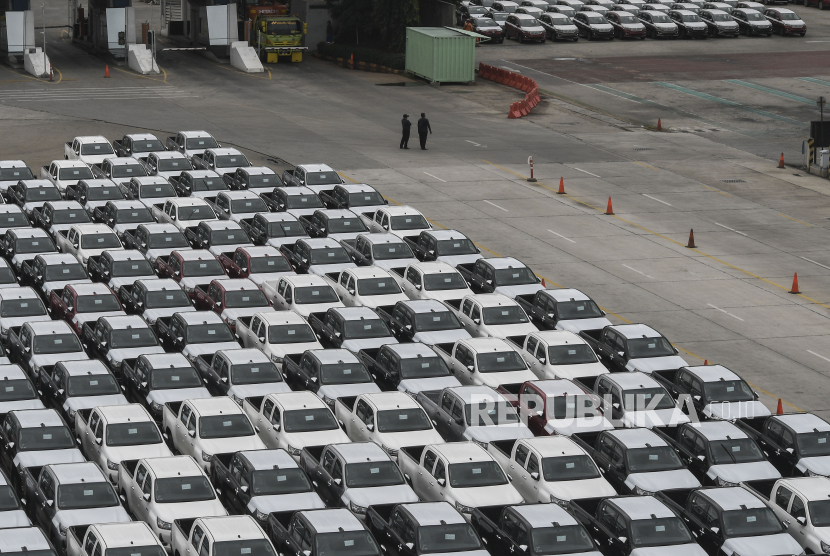Sejumlah petugas keamanan berjaga di IPC Car Terminal, Pelabuhan Tanjung Priok, Jakarta Utara (ilustrasi). PT Indonesia Kendaraan Terminal Tbk (IPCC Terminal Kendaraan) mencatat peningkatan kinerja pada 2021 yang cukup signifikan.