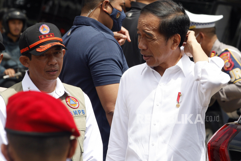 Presiden Joko Widodo (kanan) didampingi Kepala Badan Nasional Penanggulangan Bencana (BNPB) Letjen TNI Suharyanto (kiri) meninjau lokasi bencana gempa di Cugenang, Kabupaten Cianjur, Jawa Barat. 