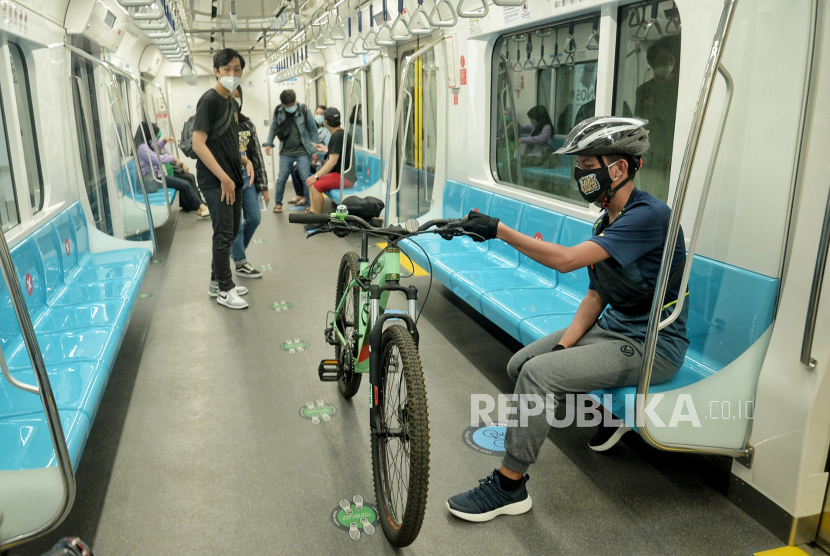 Penumpang membawa sepeda non-lipat ke dalam kereta MRT di Jakarta. (Ilustrasi)