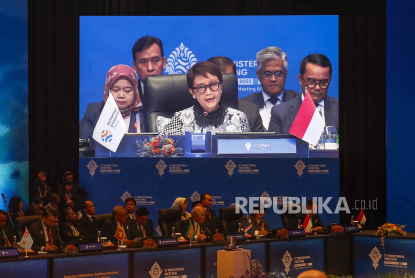 Menteri Luar Negeri Indonesia Retno Marsudi (tengah) menyampaikan pidato pembukaannya pada Pertemuan Tingkat Menteri Forum Kepulauan dan Negara Kepulauan (AIS) ke-5 di Bali, 10 Oktober 2023.