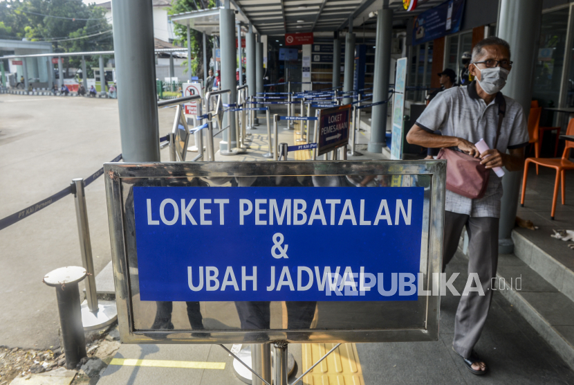 Warga berjalan usai menukarkan tiket kereta api di Stasiun Pasar Senen, Jakarta, Sabtu (4/4). PT Kereta Api Indonesia (Persero) memperpanjang kebijakan pengembalian 100 persen untuk pembatalan tiket kereta api hingga keberangkatan 4 Juni 2020 atau H+10 Lebaran