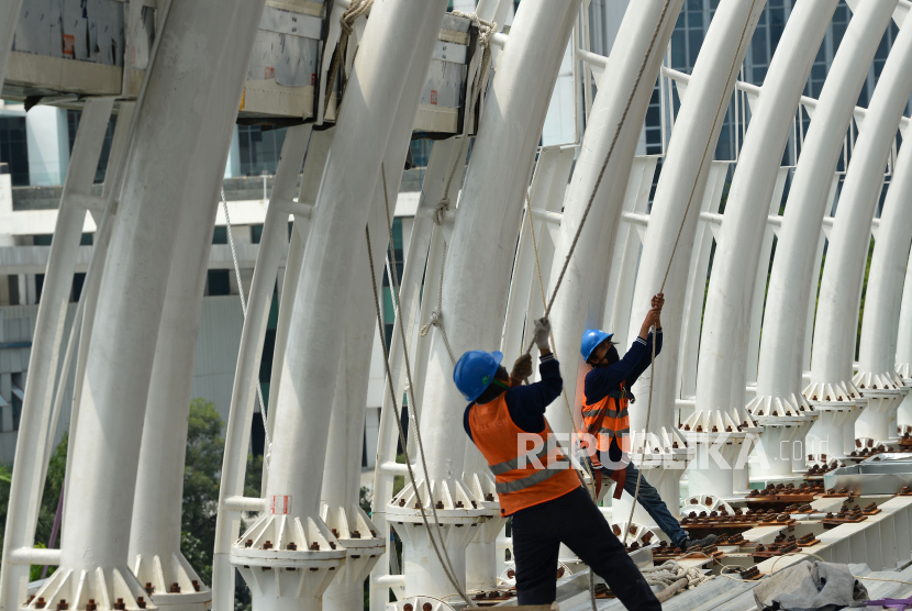 Pekerja menyelesaikan pembangunan Stasiun LRT Rasuna Said di Kuningan, Jakarta Selatan, Selasa (21/4).