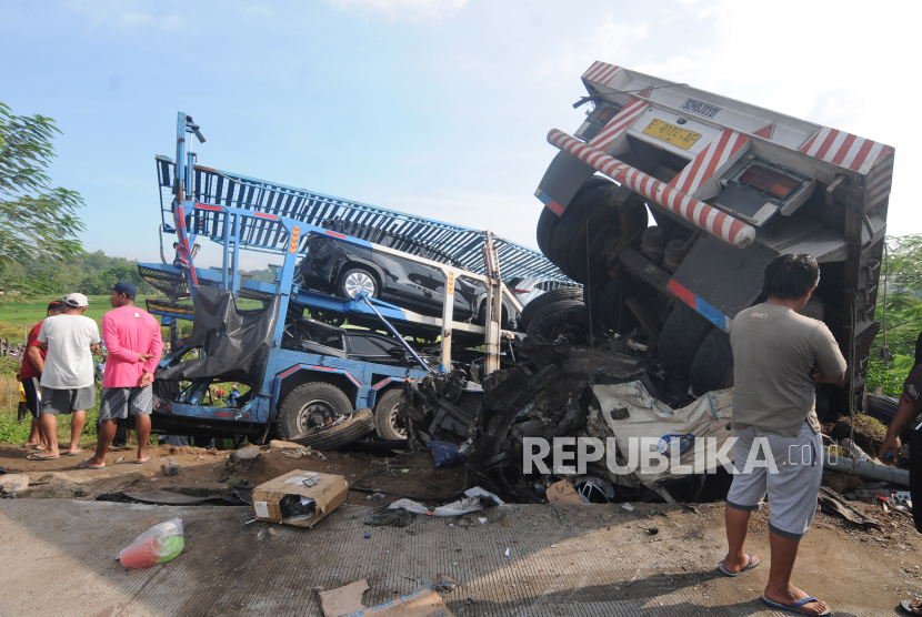 Warga melihat kondisi truk yang mengalami kecelakaan di Jalan Tol Semarang-Solo KM 487, Boyolali, Jawa Tengah, Jumat (14/4/2023). Berdasarkan data sementara Polda Jawa Tengah, kecelakaan yang melibatkan delapan kendaraan tersebut mengakibatkan enam orang meninggal dunia. 