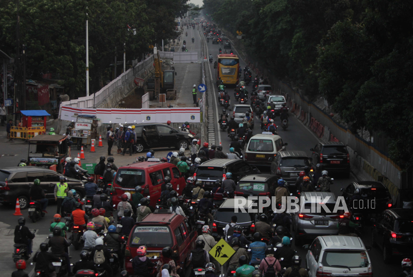  Kemacetan parah akibat pembangunan saluran air di Jalan Raya Tanjung Barat, Jakarta Selatan, Kamis (31/8/2023).