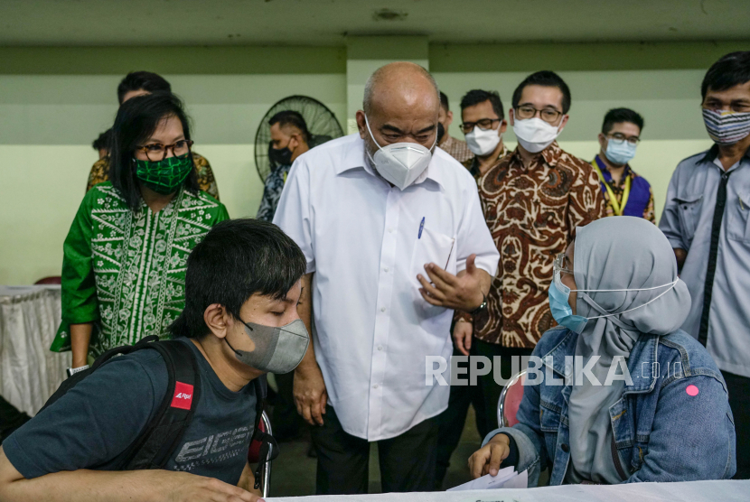 Wakil Gubernur DIY Paku Alam X (tengah) menyapa peserta vaksinasi di Grab Vaccine Centre, Sleman, DI Yogyakarta (ilustrasi)