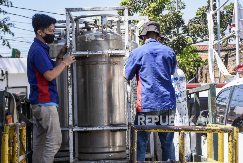 Petugas membawa tabung oksigen cair untuk diisi ulang di ruang Instalasi Gawat Darurat (IGD) Rumah Sakit Umum Daerah (RSUD) Kota Bandung, Jalan Rumah Sakit, Kota Bandung, beberapa waktu lalu.