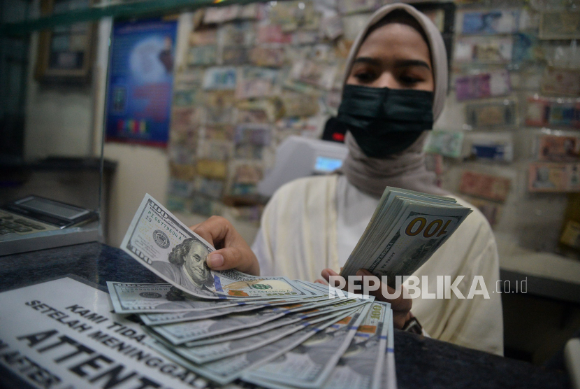 Karyawan menghitung uang di salah satu gerai penukaran uang asing di Jakarta. Analis Makroekonomi Bank Danamon Irman Faiz menilai nilai tukar rupiah yang mulai fluktuatif di atas Rp 15.000 per dolar AS tidak akan berdampak terhadap investasi pada sektor riil.