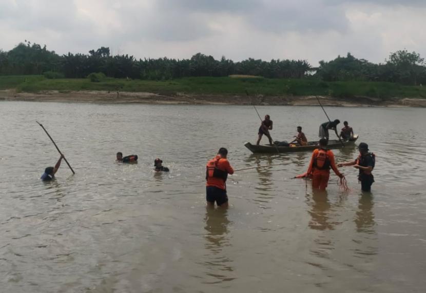 Evakuasi korban tenggelam oleh Tim SAR gabungan BPBD Bojonegoro (Foto: BPBD Bojonegoro for jatimnow.com)