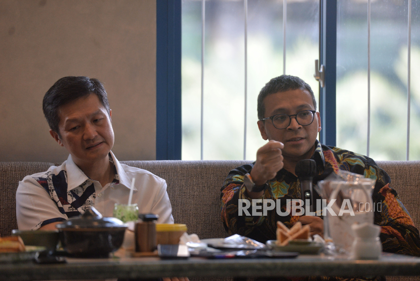 Direktur Marketing PT Adaro Indonesia Hendri Tamrin (kiri) dan Presiden Direktur PT Adaro Power Dharma Djojonegoro (kanan)