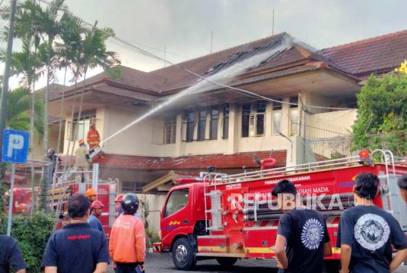 Sejumlah petugas pemadam kebakaran tengah memadamkan api yang membakar bagian ruang administrasi Rumah Sakit (RS) Panti Nugroho, Pakem, Kabupaten Sleman, Daerah Istimewa Yogyakarta, Jumat (12/1/2024).
